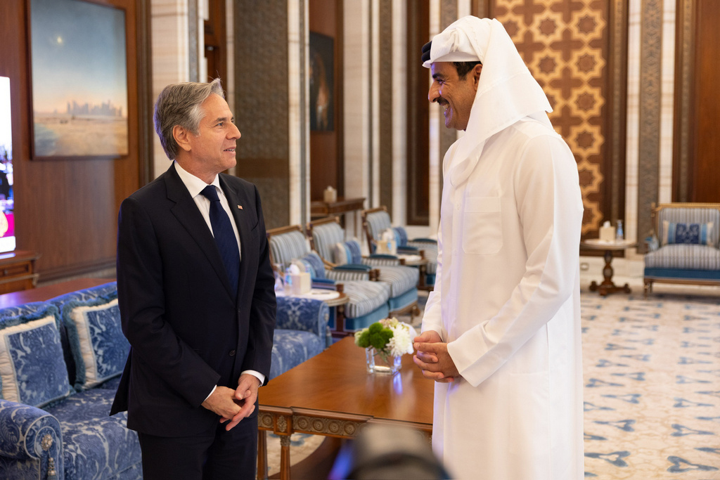 Secretary Antony J. Blinken meets with Qatari Amir Sheikh Tamim bin Hamad Al Thani in Doha, Qatar, June 12, 2024. (Official State Department photo by Chuck Kennedy) אמיר קטאר, תמים בין חמאד אל-ת'אני, פוגש את שר החוץ של ארה"ב, אנתוני בלינקן. דוחא, יוני 2024. צילום: Wikimedia Commons