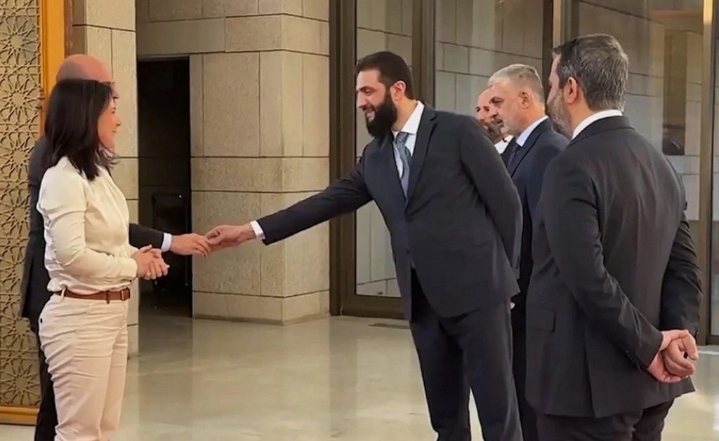 ג'ולאני מקבל את פני שרת החוץ של גרמניה ושר החוץ של צרפת, ולוחץ רק את ידו של הצרפתי. צילום: YouTube