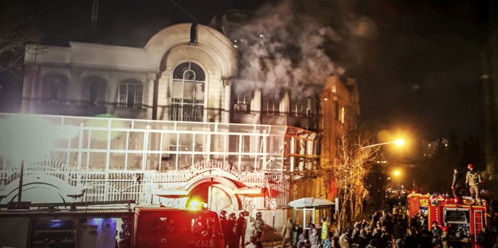 המון מסתער על שגרירות סעודיה בטהרן ומעלה אותה באש. ינואר 2016. צילום: Wikipedia