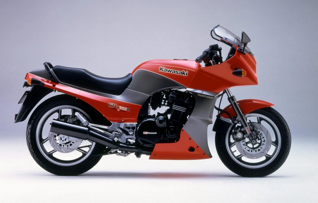 Kawasaki GPZ900R "אהבה בשחקים" (1986)