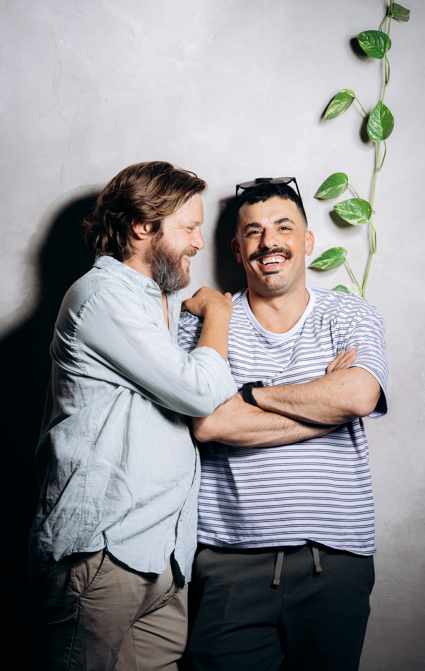 עם השותף טל לובין. "הוא הדבר הכי כיף שיכול לקרות לשולחן בערב". צילום: אסף קרלה 