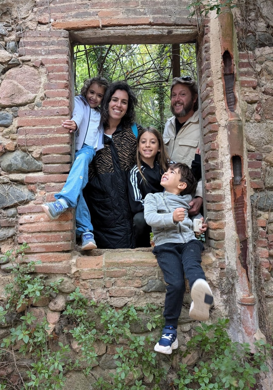 תמונה משפחתית. "לפעמים הילדים שלי לא יכולים לסבול אותי, כי אני מתחיל בוקר בשירים ובריקודים". צילום פרטי 