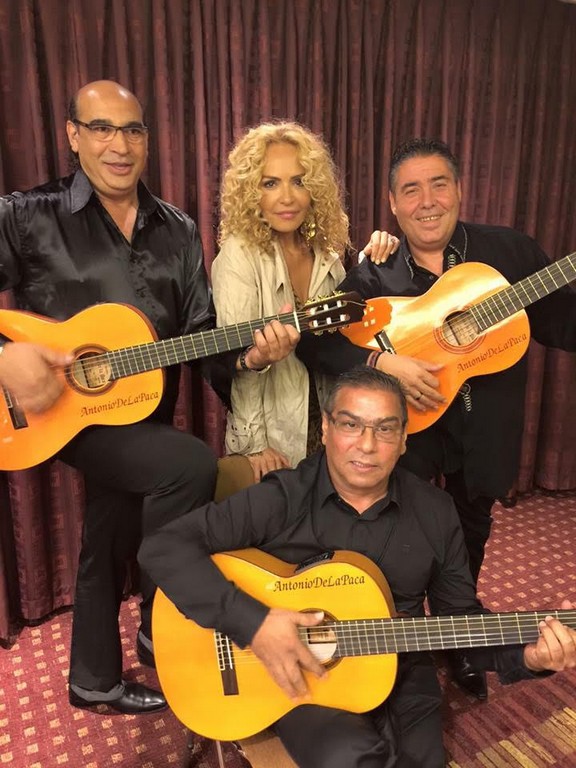 אישתר עם הג'יפסי קינגס. "אנחנו עובדים ביחד עד היום". צילום פרטי