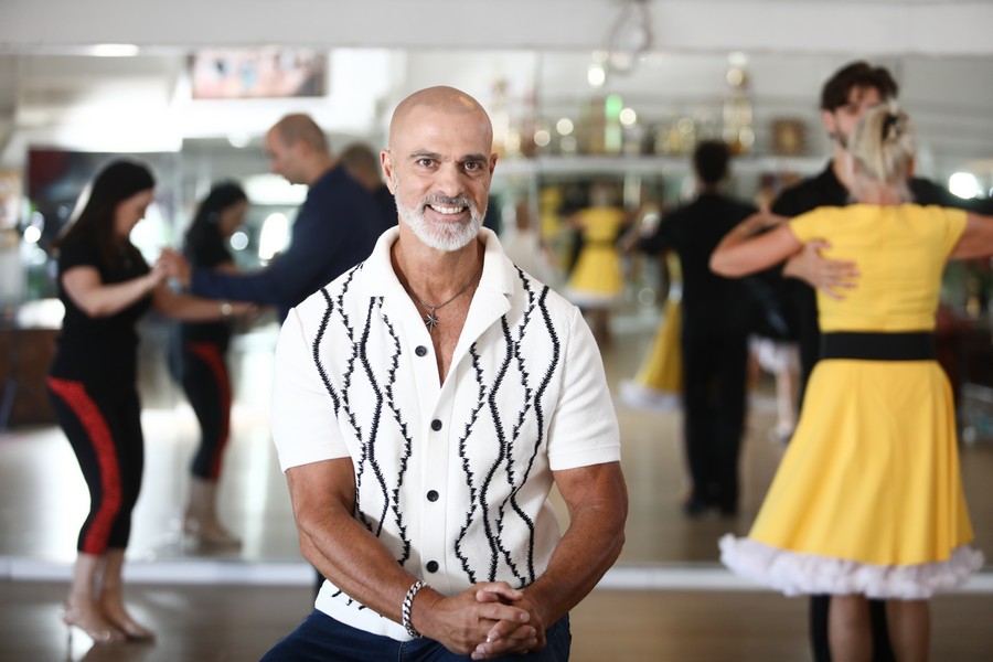 מזרחי בסטודיו שלו. "ריקוד עושה טוב, עוסק בצד היפה של החיים ומלא בשמחה". צילום: יעל צור