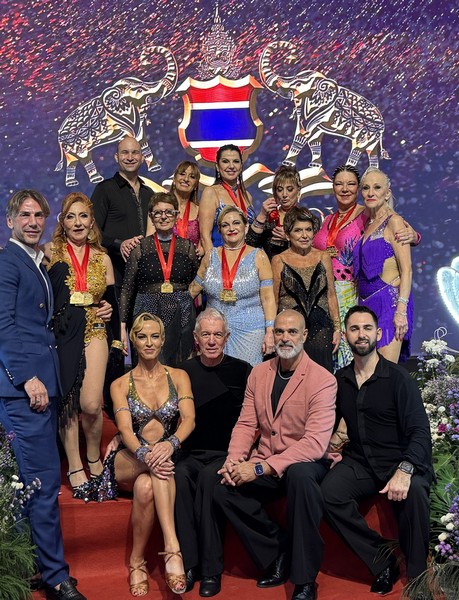 אלי ואסנת מזרחי (יושבים שני מימין וראשונה משמאל) עם רקדנים מהסטודיו בתחרות ריקודים בינלאומית בבנגקוק. צילום פרטי 