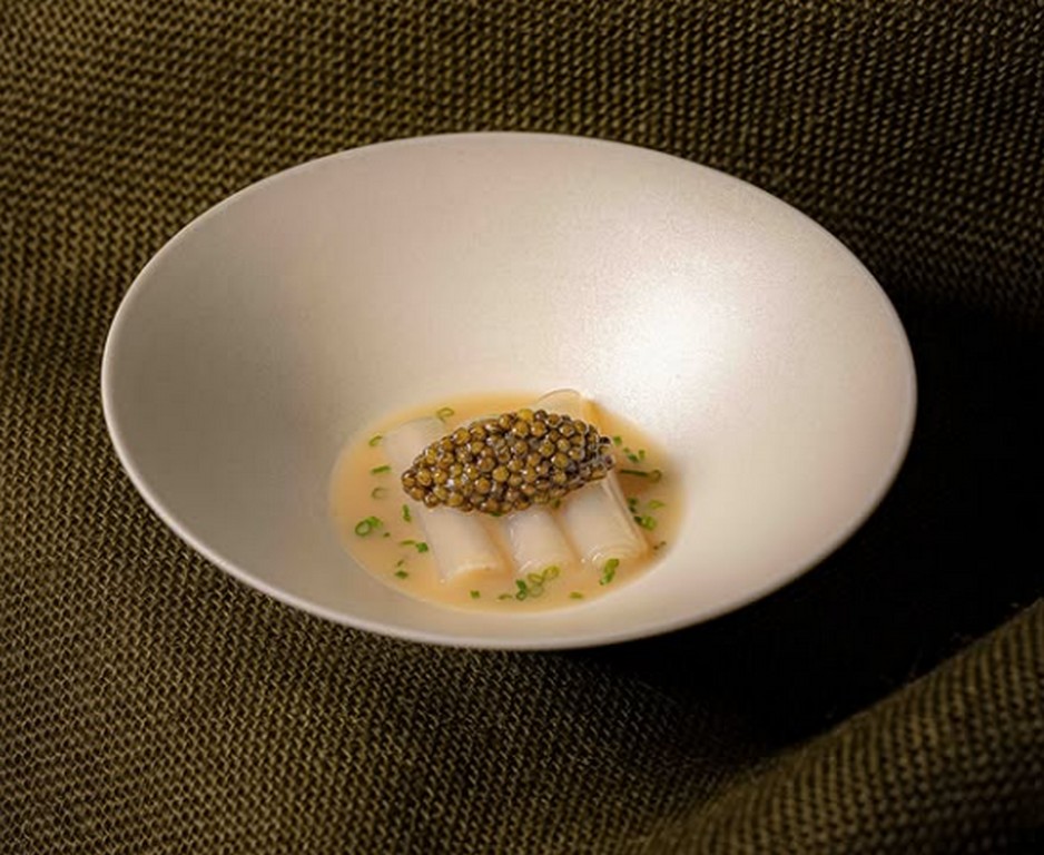 קוואי צ'אפ (מרק אטריות סיני), לשון חזיר, ציר חזיר, קוויאר. צילומים: Potong Bangkok