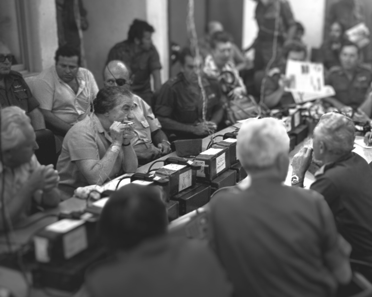 גולדה מאיר בישיבת "המטבחון" בימי מלחמת יום הכיפורים. צילום: יהודה ציון, לע"מ (1973) 