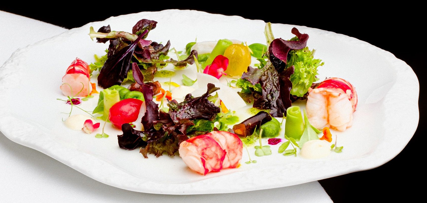 סלט לֶשֶד ירקות עם פירות ים, קרם חסה ומיץ יוֹדי. צילומים: M.B Restaurant Tenerife