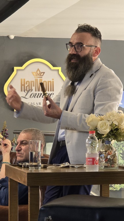 אלדו פונצ’יוני. בביקורו בישראל בקלאב הסיגרים HarMoni צילום: מגזין סיגאר 