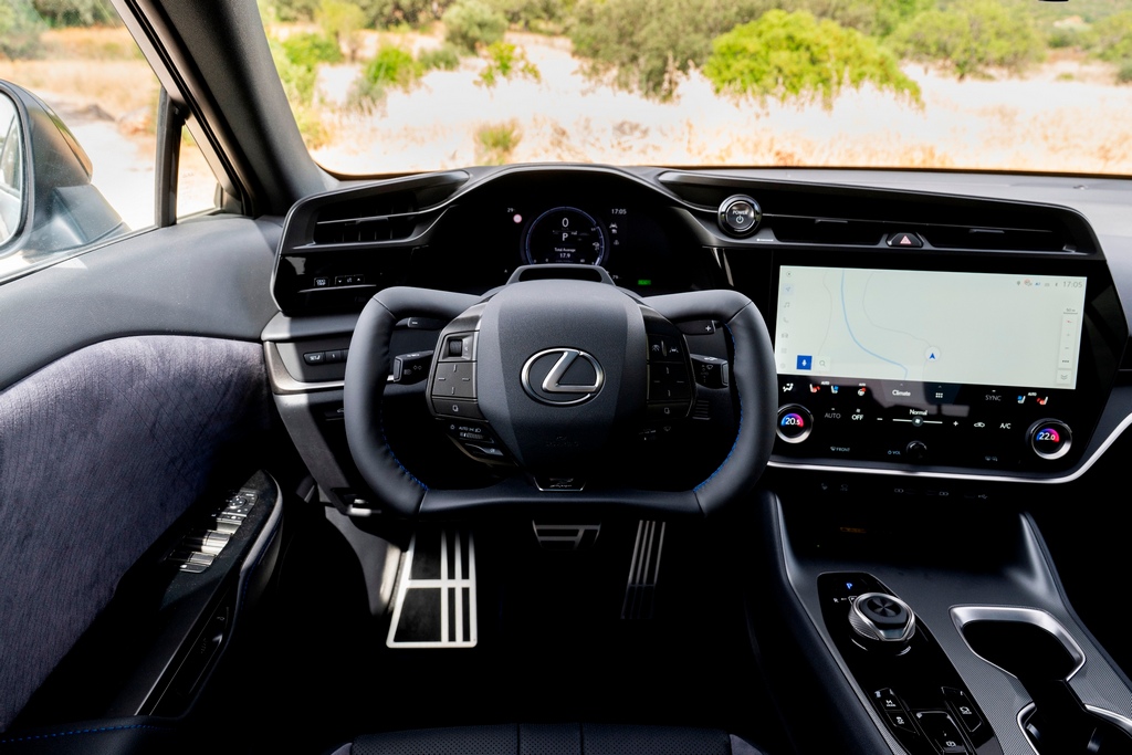 RZ 550e F SPORT .Sonic Platinum צילום: באדיבות היצרן. לצפיה בקליפ LEXUS RZ לחץ על התמונה