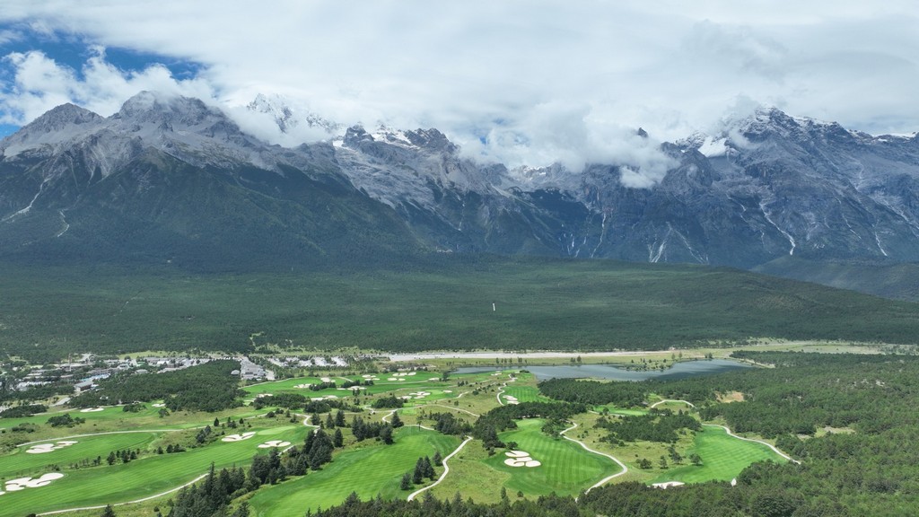 צילומים: Jade Dragon Snow Mountain Golf Club 