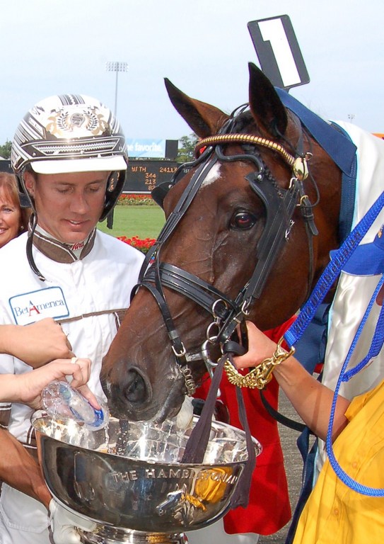 המנצח האמיתי ב- Hambletonian שותה מהגביע. צילום: Hambletonian Society