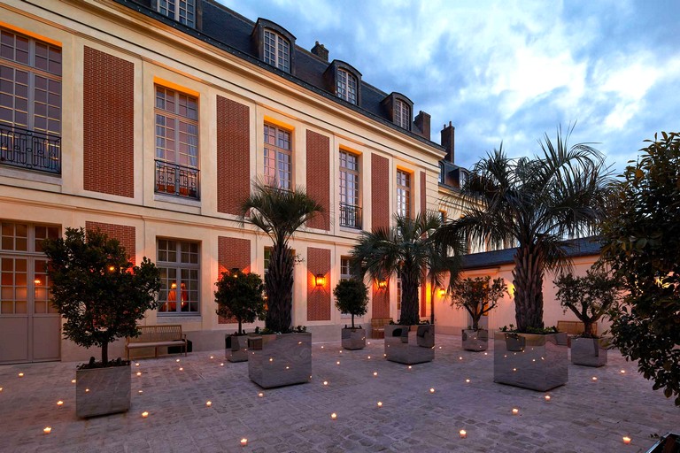 צילומים: airelles.com / Vincent Leroux. Airelles Le Grand Controle luxury hotel at Chateau de Versailles France