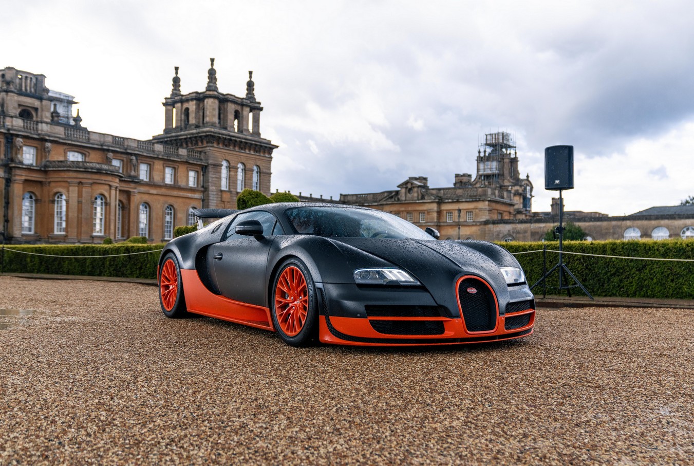 Bugatti Veyron. חללית על גלגלים חונה מול ארמון בלנהיים. צילומים Salon Privé  