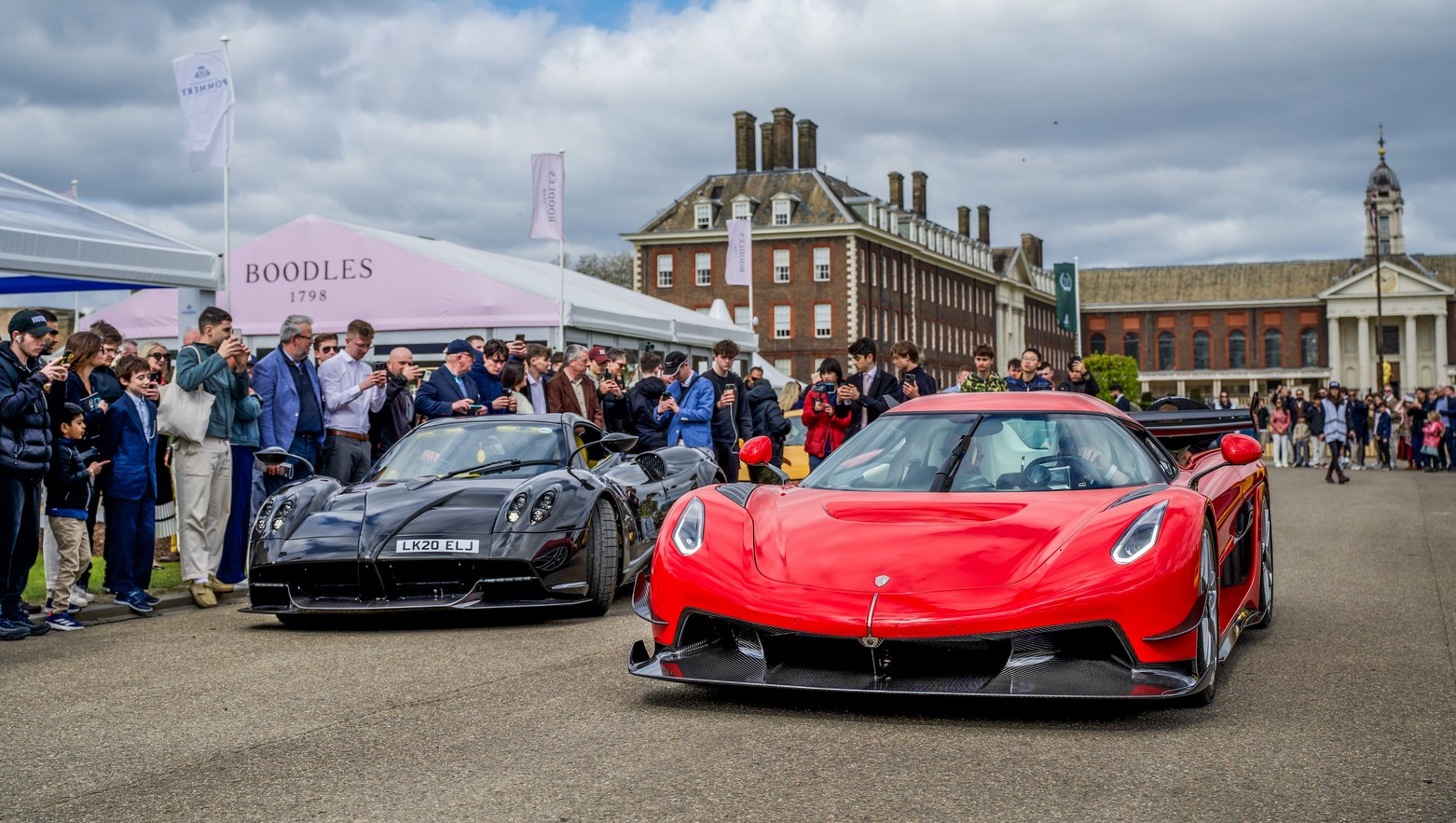 Koenigsegg Jesko (מימין) ו-Pagani ממגנטות מבטים. צילומים Salon Privé  