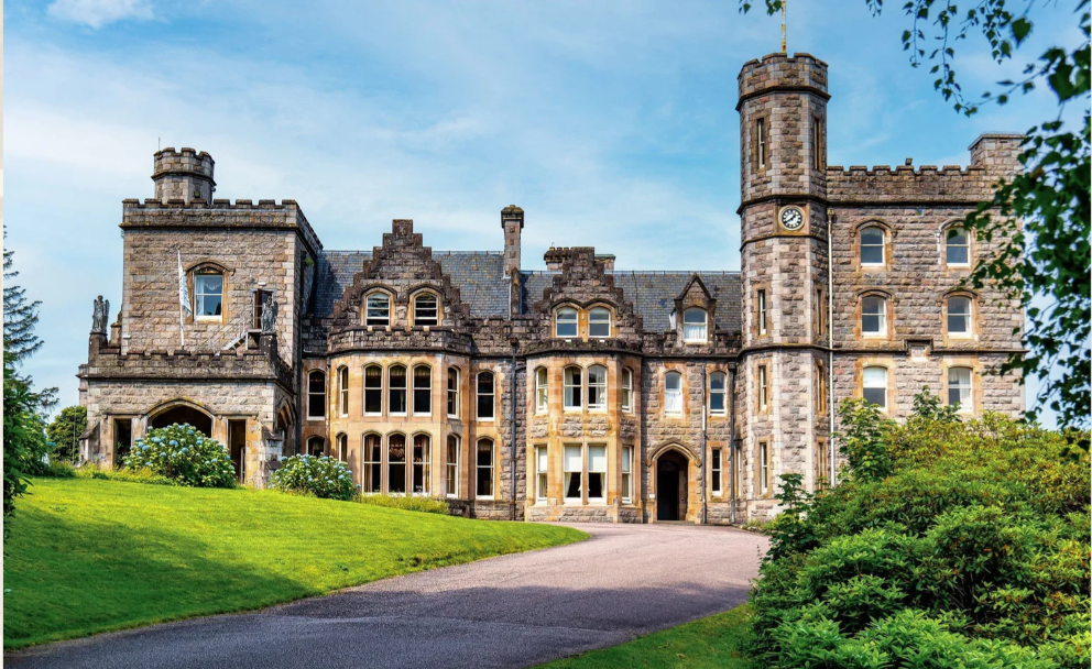 Inverlochy Castle Hotel luxury castle near Ben Nevis in Scotland.צילומים: inverlochycastlehotel.com