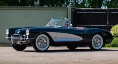 Chevrolet Corvette C1 קלאסית שחורה וכסופה עם גג פתוח וצמיגים בעלי דופן לבנה