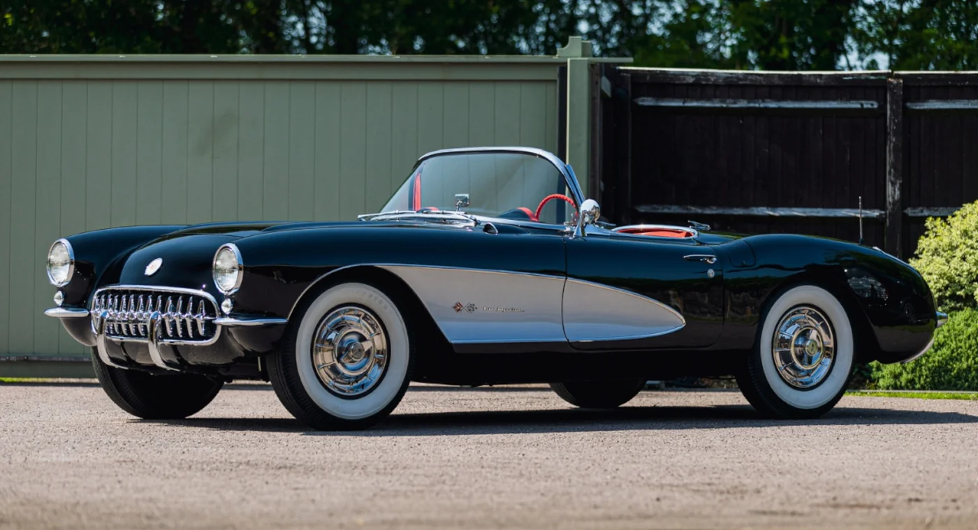 Chevrolet Corvette C1 קלאסית שחורה וכסופה עם גג פתוח וצמיגים בעלי דופן לבנה