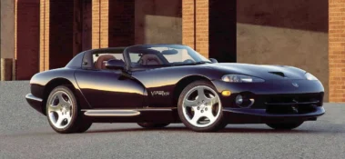 Dodge Viper RT10 Roadster כהה עם תא נהג פתוח וצינורות מפלט צדדיים