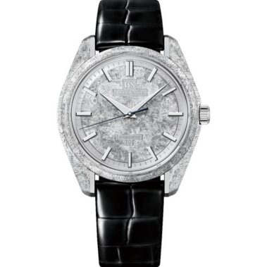 שעון Grand Seiko SBGZ011 עם חריטות בהשראת מפל טטשינה על הלוח והתיבה ורצועת עור שחורה