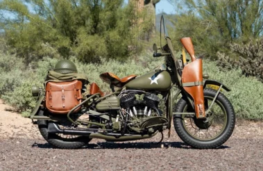 אופנוע Harley-Davidson WLA משנת 1942 בצבע ירוק זית עם ציוד צבאי ותיקי עור