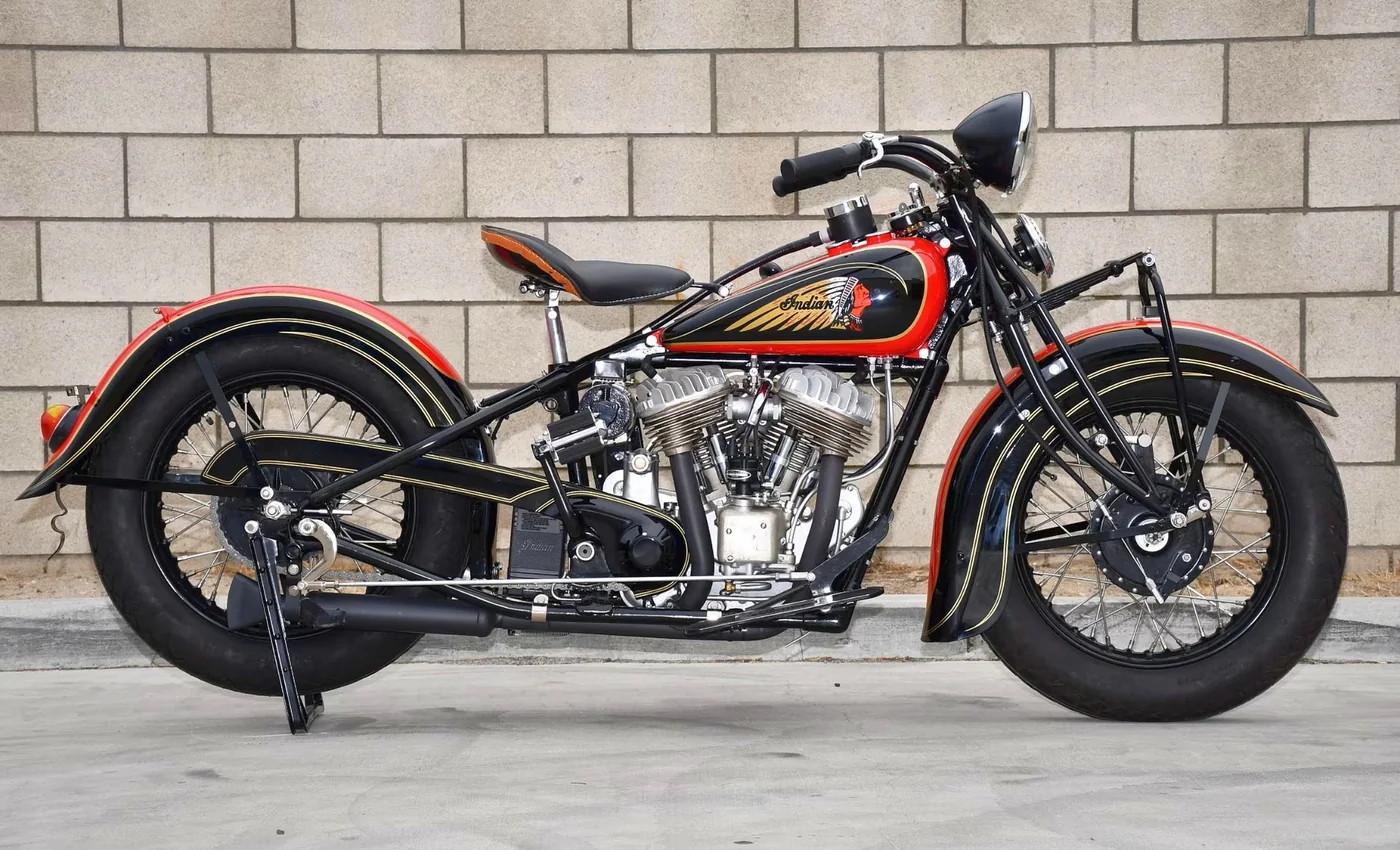 אופנוע Indian Chief משנת 1935 בצבע שחור ואדום במבט מהצד