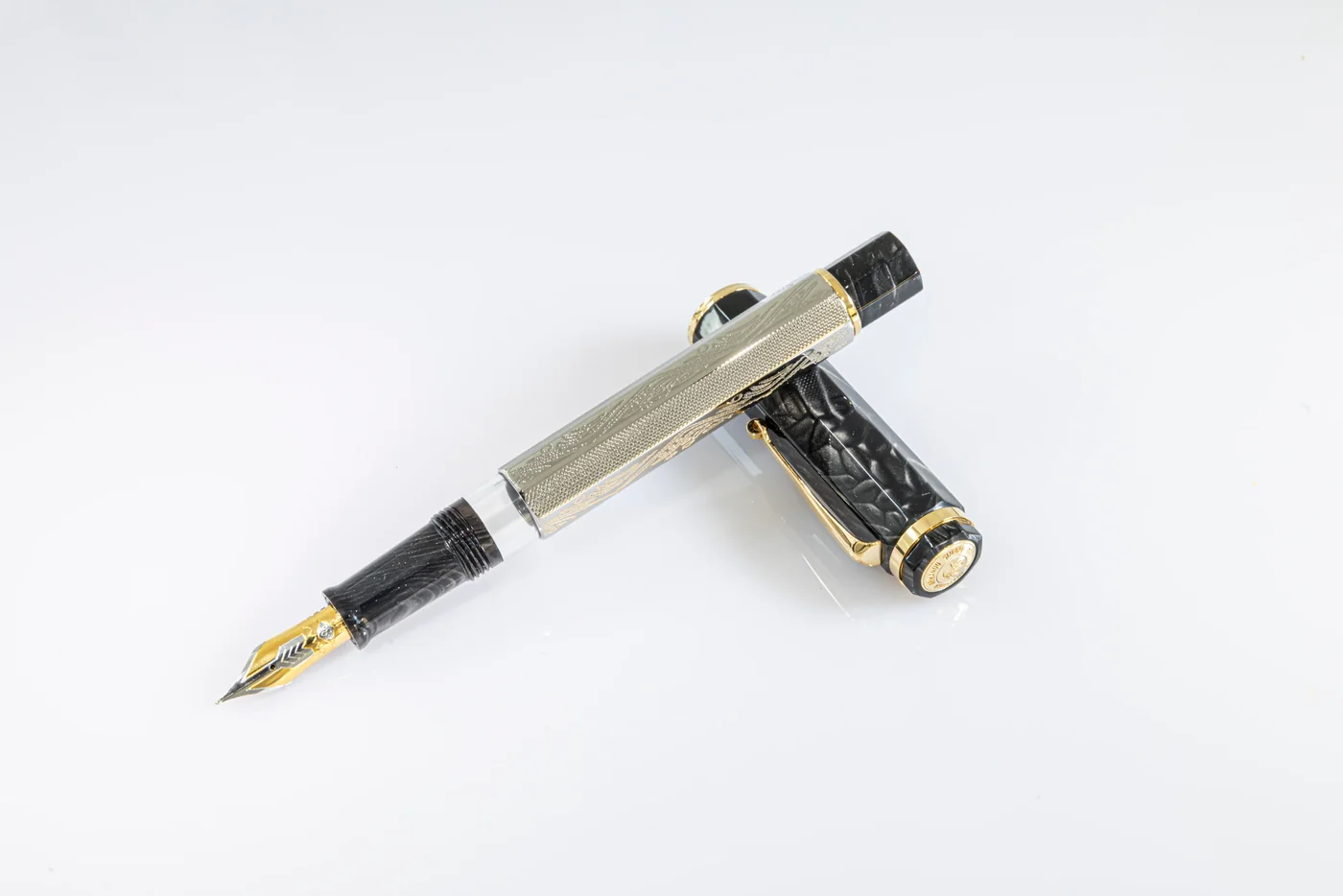עט נובע Omas Cobra בכסף סטרלינג עם גוף מתומן, עיטורי קשקשים וחלקים שחורים בגימור זהב