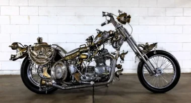 אופנוע Triumph Tea Time בעיצוב קאסטום עם כלי כסף וקומקומי תה