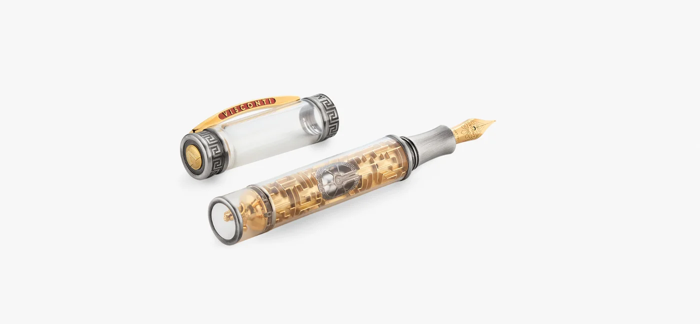 עט Visconti Maze בעל גוף שקוף החושף מבוך מוזהב וציפורן זהב לצד המכסה